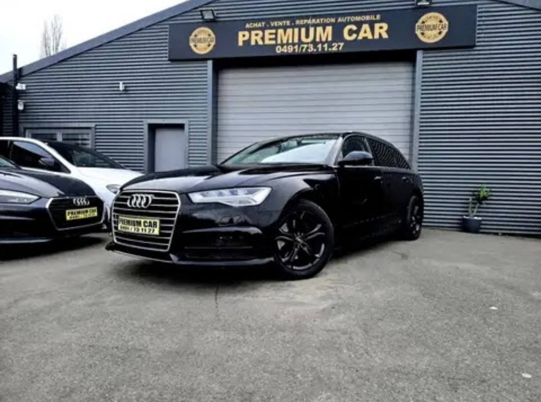 Audi A6 Avant noire devant le garage