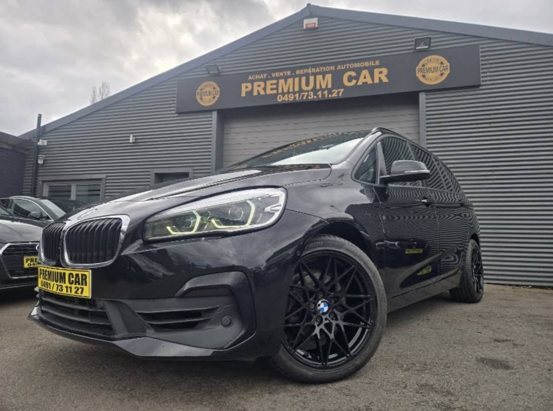 BMW Série 2 Gran Tourer noire devant le garage