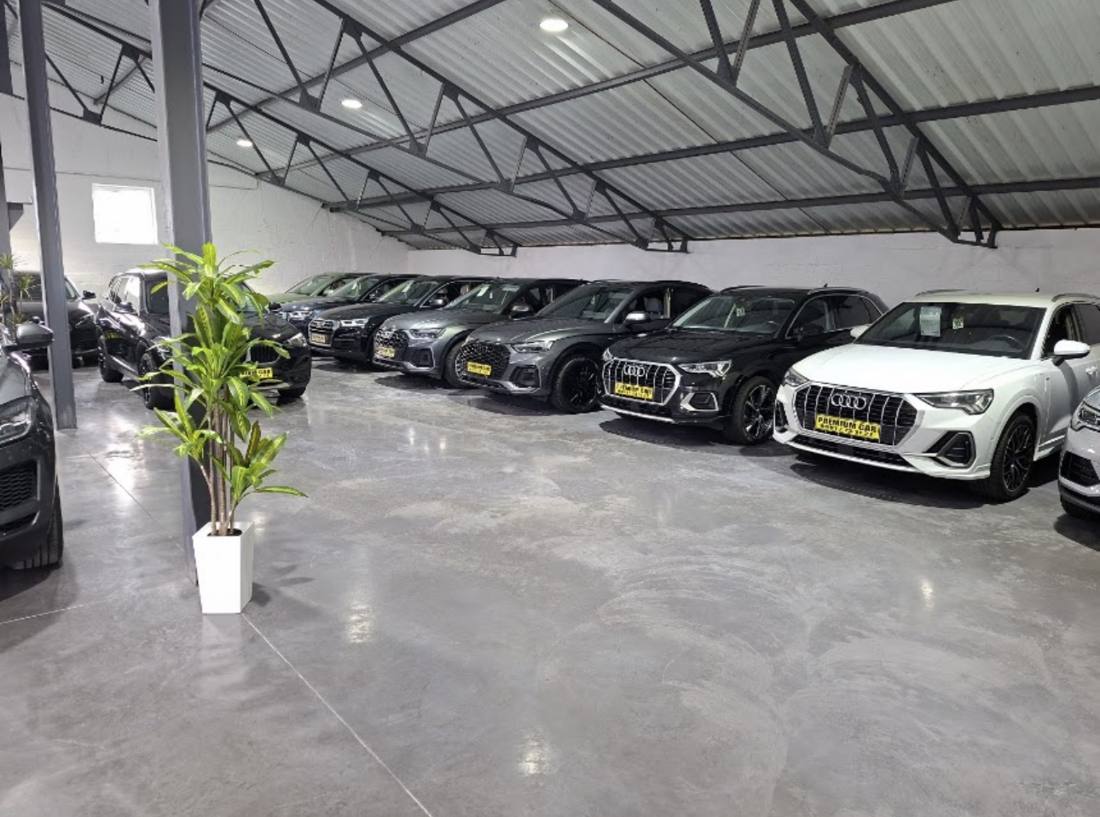 Le showroom couvert de Premium Car, avec une rangée d'Audi Q3 et Q5